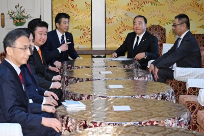 会談に臨む与野党の国対委員長ら。右列奥は自民党の梶山弘志国対委員長、同2人目は日本維新の会の遠藤敬国対委員長、左列奥は中道改革連合の重徳和彦国対委員長＝国会内で2026年2月20日午前10時1分、平田明浩撮影