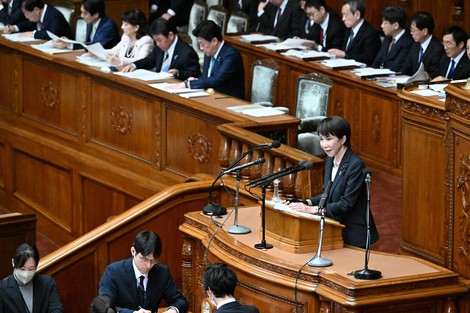 衆院本会議で施政方針演説を行う高市早苗首相（右手前）＝国会内で2026年2月20日午後2時13分、平田明浩撮影