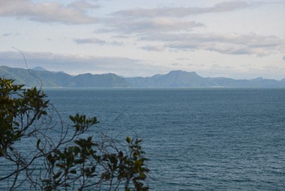 熊本県水俣市から不知火海（手前）を挟んで望む天草の島影＝熊本県水俣市で2022年4月30日、西貴晴撮影