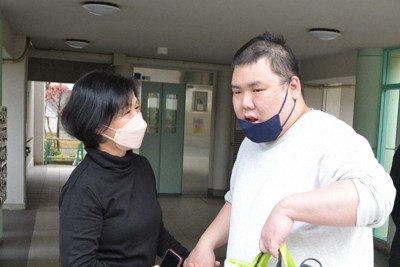 自宅で次男の直也さんと暮らす辻英子さん。将来の不安があるという＝大阪府吹田市で2025年12月3日午前9時17分、芝村侑美撮影