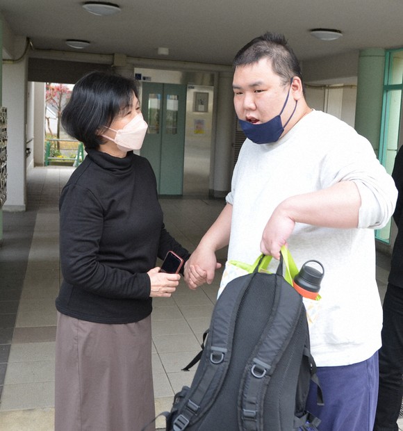 ほんの10分でいい…」 障害ある次男、ケアする母の切なる願い | 毎日新聞