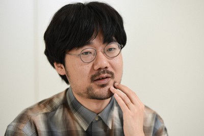 「置き配的なコミュニケーションは社会のいろんな場所に広がっているんじゃないかと考えました」と語る批評家の福尾匠さん＝東京都文京区で2026年2月5日、宮本明登撮影