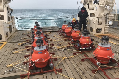 北海道根室沖の海底に設置された音波データを観測する装置＝東北大・北海道大・海洋研究開発機構提供