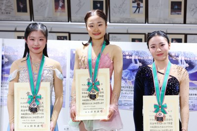 表彰台に上がる（左から）2位の中井亜美、1位の島田麻央、3位の高木謡＝コーセー新横浜スケートセンターで2025年1月22日、猪飼健史撮影