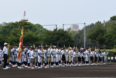 第70回全国高校軟式野球の開会式でグラウンドに整列する出場校＝兵庫県明石市の明石トーカロ球場で2025年8月24日午前9時13分、林由紀子撮影