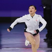 女子フリーを前に笑顔でリンクインする坂本花織＝ミラノ・アイススケートアリーナで2026年2月19日、吉田航太撮影