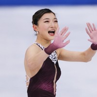 女子フリーで演技を終え、笑顔で観客に手を振る坂本花織＝ミラノ・アイススケートアリーナで2026年2月19日、吉田航太撮影