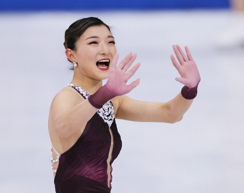女子フリーで演技を終え、笑顔で観客に手を振る坂本花織＝ミラノ・アイススケートアリーナで2026年2月19日、吉田航太撮影