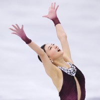 女子フリーで笑顔で演技を終える坂本花織＝ミラノ・アイススケートアリーナで2026年2月19日、吉田航太撮影