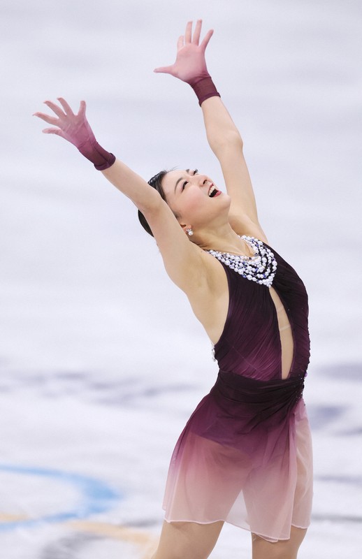 女子フリーで笑顔で演技を終える坂本花織＝ミラノ・アイススケートアリーナで2026年2月19日、吉田航太撮影