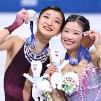 表彰式で涙を流しながら銀メダルを手にする坂本花織（左）と銅メダルの中井亜美＝ミラノ・アイススケートアリーナで2026年2月19日、猪飼健史撮影