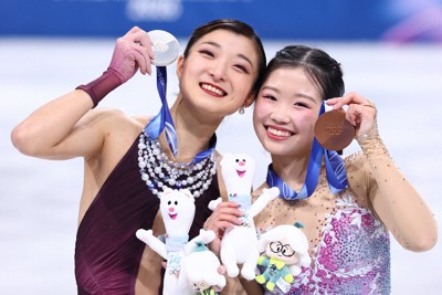 表彰式で涙を流しながら銀メダルを手にする坂本花織（左）と銅メダルの中井亜美＝ミラノ・アイススケートアリーナで2026年2月19日、猪飼健史撮影