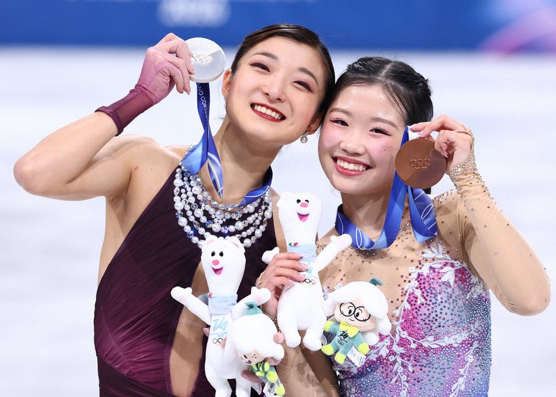 表彰式で涙を流しながら銀メダルを手にする坂本花織（左）と銅メダルの中井亜美＝ミラノ・アイススケートアリーナで2026年2月19日、猪飼健史撮影