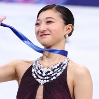 表彰式で涙を流しながら銀メダルを手にする坂本花織＝ミラノ・アイススケートアリーナで2026年2月19日、猪飼健史撮影
