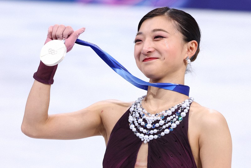 表彰式で涙を流しながら銀メダルを手にする坂本花織＝ミラノ・アイススケートアリーナで2026年2月19日、猪飼健史撮影
