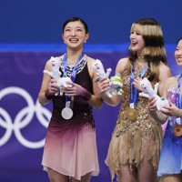 表彰式でメダルと公式マスコットを手に笑顔を見せる（左から）2位の坂本花織、1位の米国のアリサ・リュウ、3位の中井亜美＝ミラノ・アイススケートアリーナで2026年2月19日、吉田航太撮影