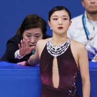 女子フリーを前に中野園子コーチ（奥）に送り出される坂本花織＝ミラノ・アイススケートアリーナで2026年2月19日、吉田航太撮影