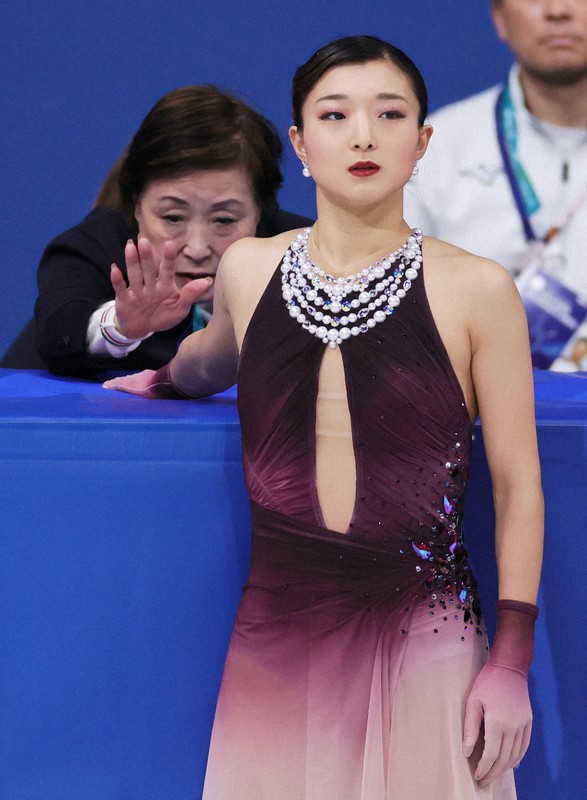 女子フリーを前に中野園子コーチ（奥）に送り出される坂本花織＝ミラノ・アイススケートアリーナで2026年2月19日、吉田航太撮影