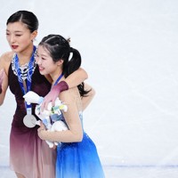 中井亜美（手前）の肩を抱きながら話をする坂本花織＝ミラノ・アイススケートアリーナで2026年2月19日、貝塚太一撮影