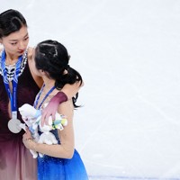 何かを中井亜美（手前）から言われ、真顔で見つめる坂本花織＝ミラノ・アイススケートアリーナで2026年2月19日、貝塚太一撮影
