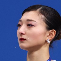 表彰台で涙をこぼす坂本花織＝ミラノ・アイススケートアリーナで2026年2月19日、猪飼健史撮影