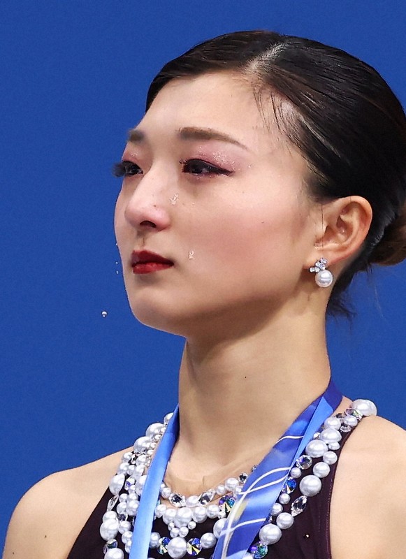 表彰台で涙をこぼす坂本花織＝ミラノ・アイススケートアリーナで2026年2月19日、猪飼健史撮影