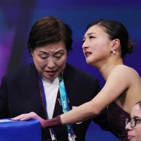 女子フリーで演技を終え、中野園子コーチ（左）の隣で涙を流す坂本花織＝ミラノ・アイススケートアリーナで2026年2月19日、吉田航太撮影