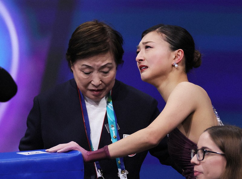 女子フリーで演技を終え、中野園子コーチ（左）の隣で涙を流す坂本花織＝ミラノ・アイススケートアリーナで2026年2月19日、吉田航太撮影