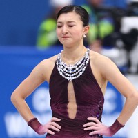 女子フリーの演技を終えて肩を落とす坂本花織＝ミラノ・アイススケートアリーナで2026年2月19日、猪飼健史撮影