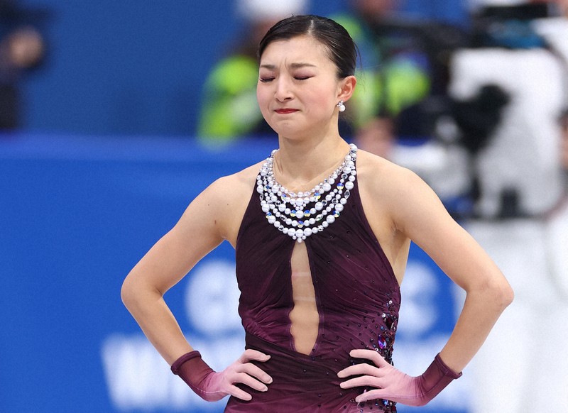 女子フリーの演技を終えて肩を落とす坂本花織＝ミラノ・アイススケートアリーナで2026年2月19日、猪飼健史撮影