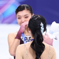 表彰式の記念撮影でどうしても涙が流れてしまう銀メダルの坂本花織＝ミラノ・アイススケートアリーナで2026年2月19日、猪飼健史撮影