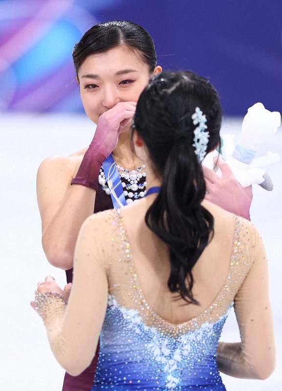 表彰式の記念撮影でどうしても涙が流れてしまう銀メダルの坂本花織＝ミラノ・アイススケートアリーナで2026年2月19日、猪飼健史撮影