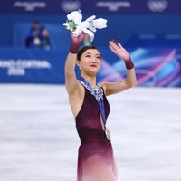 銀メダルとなり表彰式で観客に手を振る坂本花織＝ミラノ・アイススケートアリーナで2026年2月19日、猪飼健史撮影