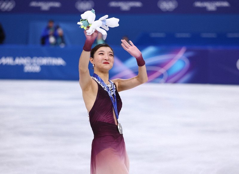 銀メダルとなり表彰式で観客に手を振る坂本花織＝ミラノ・アイススケートアリーナで2026年2月19日、猪飼健史撮影