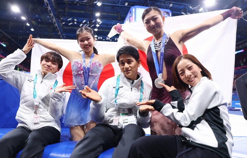 表彰式後に記念撮影する（左から）鍵山優真、銅メダルの中井亜美、木原龍一、銀メダルの坂本花織、三浦璃来＝ミラノ・アイススケートアリーナで2026年2月19日、猪飼健史撮影