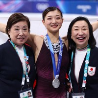 表彰式後に記念撮影する銀メダルの坂本花織（中央）と中野園子コーチ、グレアム充子コーチ＝ミラノ・アイススケートアリーナで2026年2月19日、猪飼健史撮影