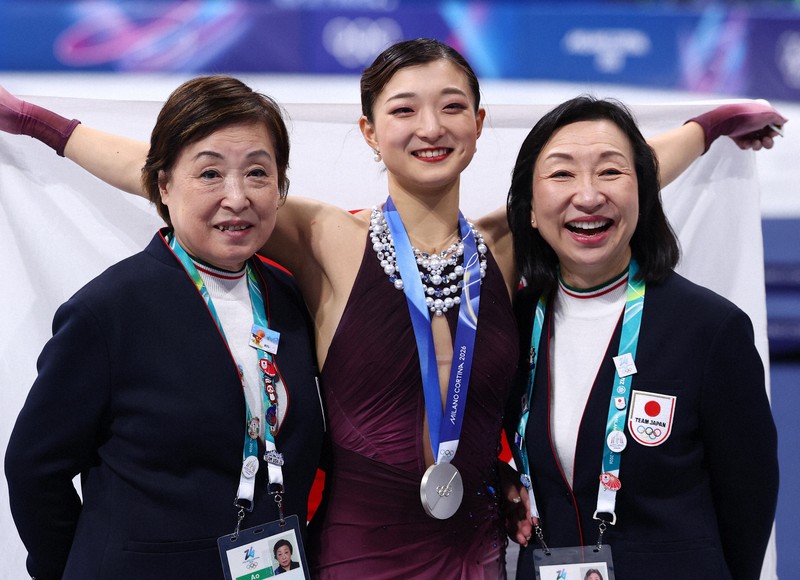 表彰式後に記念撮影する銀メダルの坂本花織（中央）と中野園子コーチ、グレアム充子コーチ＝ミラノ・アイススケートアリーナで2026年2月19日、猪飼健史撮影