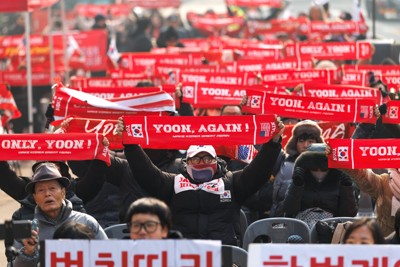 ソウルの中央地方裁判所前に集まる尹錫悦前大統領の支持者たち＝2026年1月16日　Bloomberg
