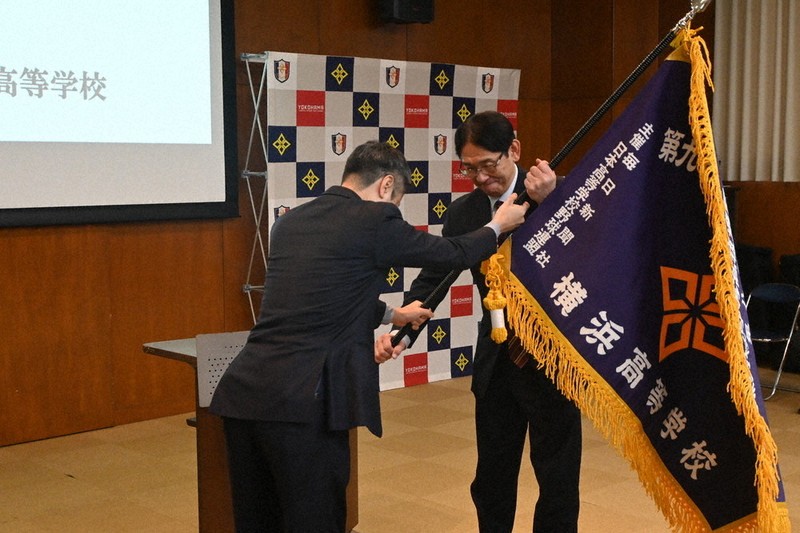 センバツ高校野球 横浜に「旗」授与 目指すは春連覇 ／神奈川 | 毎日新聞