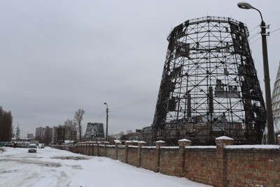 ロシア軍の攻撃で破壊された暖房、給電施設。この影響で周囲一帯では停電や暖房の供給停止が起きた＝キーウで2026年2月16日、宮川裕章撮影