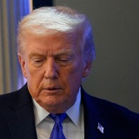 米連邦最高裁判決を受け、記者会見に臨むトランプ大統領＝ホワイトハウスで2026年2月20日、ロイター