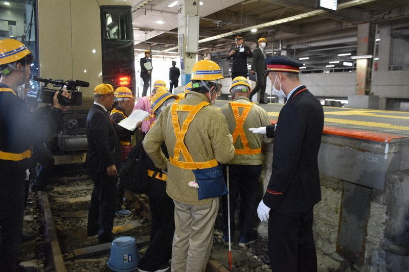 ホーム転落時は…視覚障害や盲ろうの人、駅での緊急対応を触れて学ぶ