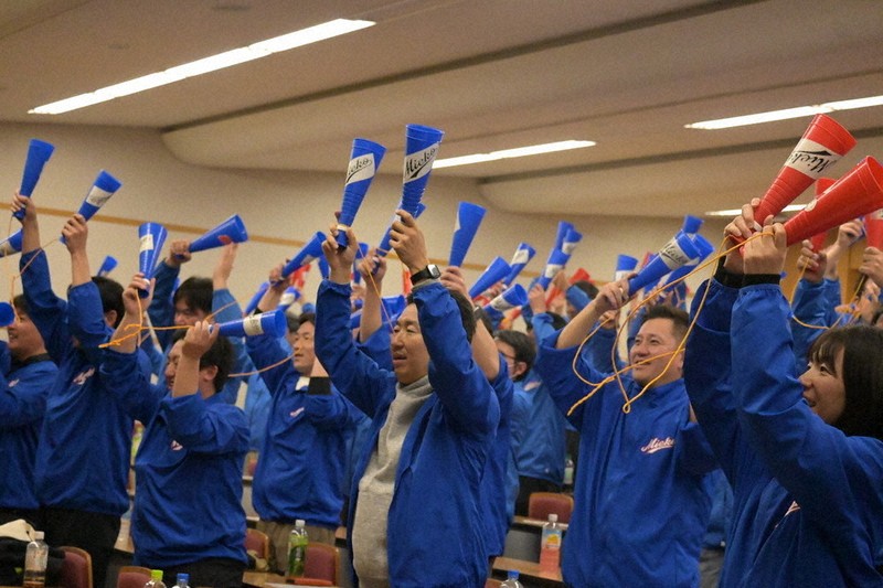 春風に乗って：'26センバツ 三重 「勝つぞ」保護者応援団 赤青メガホン