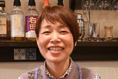 愛用する土鍋を持ちほほえむ立川直子さん＝広島市中区で2026年2月13日午後5時13分、西山夏奈撮影