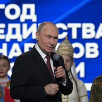 ロシアにおける「諸民族団結の年」の開始イベントに参加するプーチン大統領（中央）＝モスクワで2月5日、スプートニク通信・ロイター