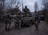 前線で任務に当たるウクライナ軍の兵士ら＝ウクライナ東部ドネツク州で2月17日、AP
