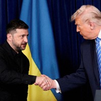 共同記者会見で握手を交わすウクライナのゼレンスキー大統領（左）とトランプ米大統領＝米フロリダ州で2025年12月28日、ロイター