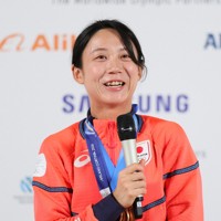 記者会見で姉の高木菜那さんについて語る高木美帆＝イタリア・ミラノで2026年2月21日、吉田航太撮影