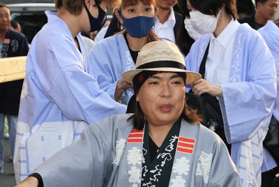 「秦野たばこ祭」に参加したLUNA　SEAの真矢さんに寄り添う夫人の石黒彩　