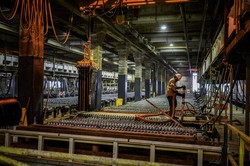 高麗亜鉛が取得するテネシー州クラークスビルの工場。亜鉛浸出プロセスでの再利用に向けてマンガンを回収するセル洗浄オペレーター（2023年）＝William DeShazer for WSJ